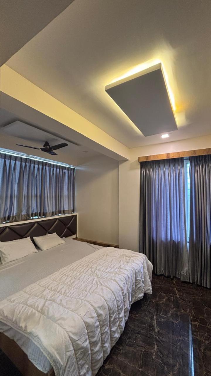 Royal Pure Veg Restaurant And Lodging Hotel Ambegaon Ngoại thất bức ảnh